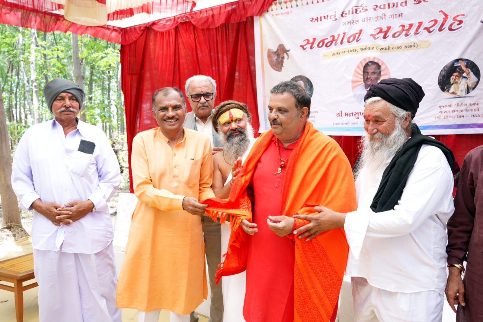 ચારણકી ગામે મનસુખભાઈ સુવાગીયાનું સન્માન